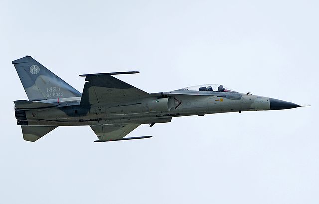 Quelle: Wikpedia: https://commons.wikimedia.org/wiki/File:ROCAF_AIDC_F-CK-1A_Ching_Kuo_Aoki-1.jpg Autor: Toshiro Aoki (www.jp-spotters.com), http://www.jp-spotters.com